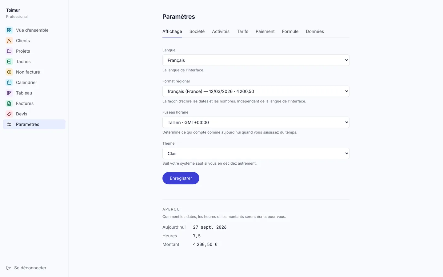 Les paramètres de Toimur : langue de l’interface, format régional et fuseau horaire, choisis séparément, avec un aperçu de l’écriture des dates et des montants.