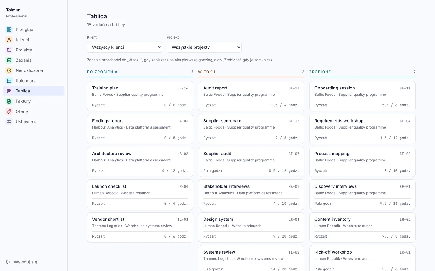 Tablica Kanban w Toimurze: zadania w trzech kolumnach według statusu, każde z klientem, projektem i godzinami zapisanymi względem budżetu.